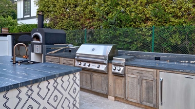 Cozy outdoor dining area with a well-equipped kitchenette Photo