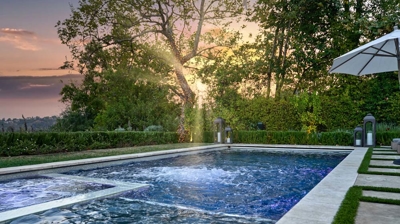 Gorgeous backyard setting with a rectangular pool and jacuzzi Photo