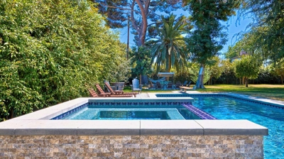 Side view of a jacuzzi showing side stone Photo
