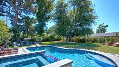 Angled top view of a jacuzzi and pool Photo