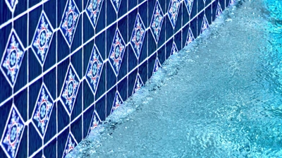 Side view of a jacuzzi showing blue tile Photo