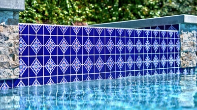 Side view of a jacuzzi showing blue tile Photo