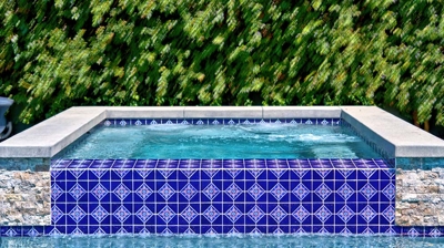 Side view of a jacuzzi showing side stone and blue tile Photo