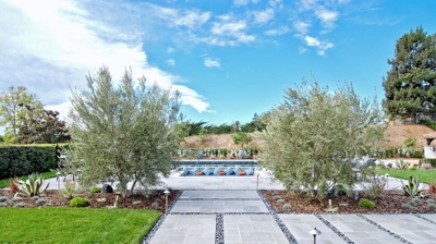 Modern backyard patio design Photo