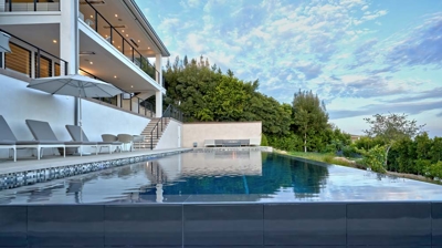 Modern infinity pool detail Photo