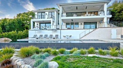 Modern infinity pool and home Photo