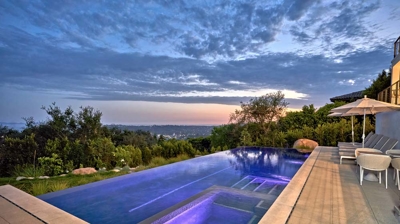 Modern infinity pool with custom lighting - violet Photo