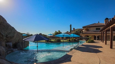 Refreshing pool Photo