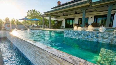 Crystal-clear water Photo