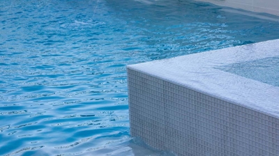 Infinity edge spa and pool detail Photo