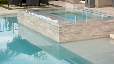 Spa with infinity edge Photo