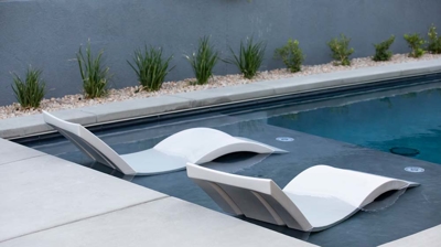 Sun ledge with chaise lounges Photo