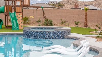 Backyard pool with custom spa and sun ledge Photo