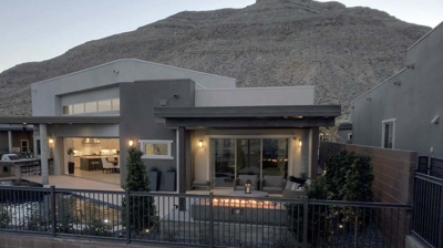 Modern home with custom pool Photo