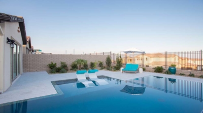 Pool with tanning ledge Photo