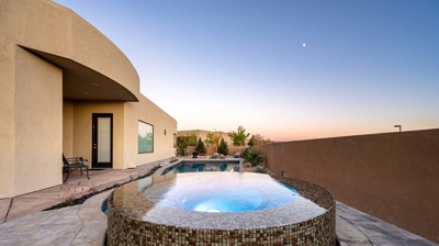 Infinity edge spa with custom tilework Photo